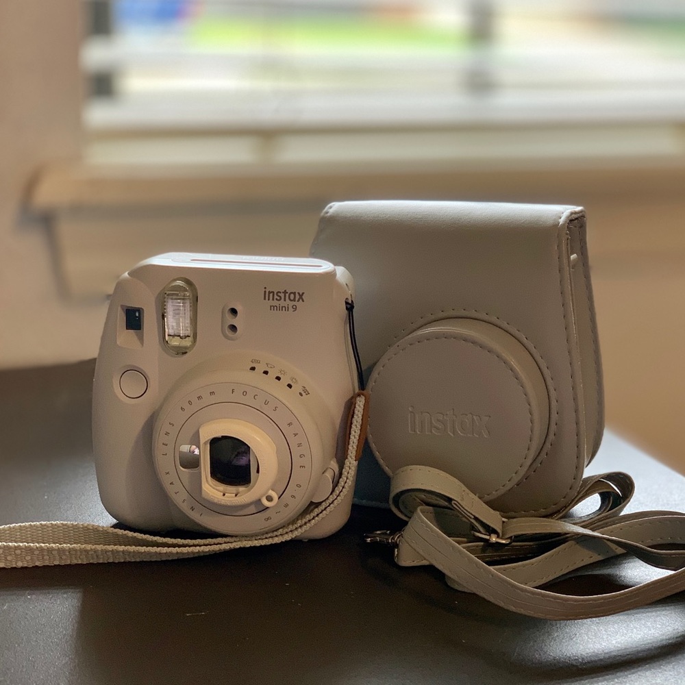 Grey Polaroid Instax Mini 9 with case